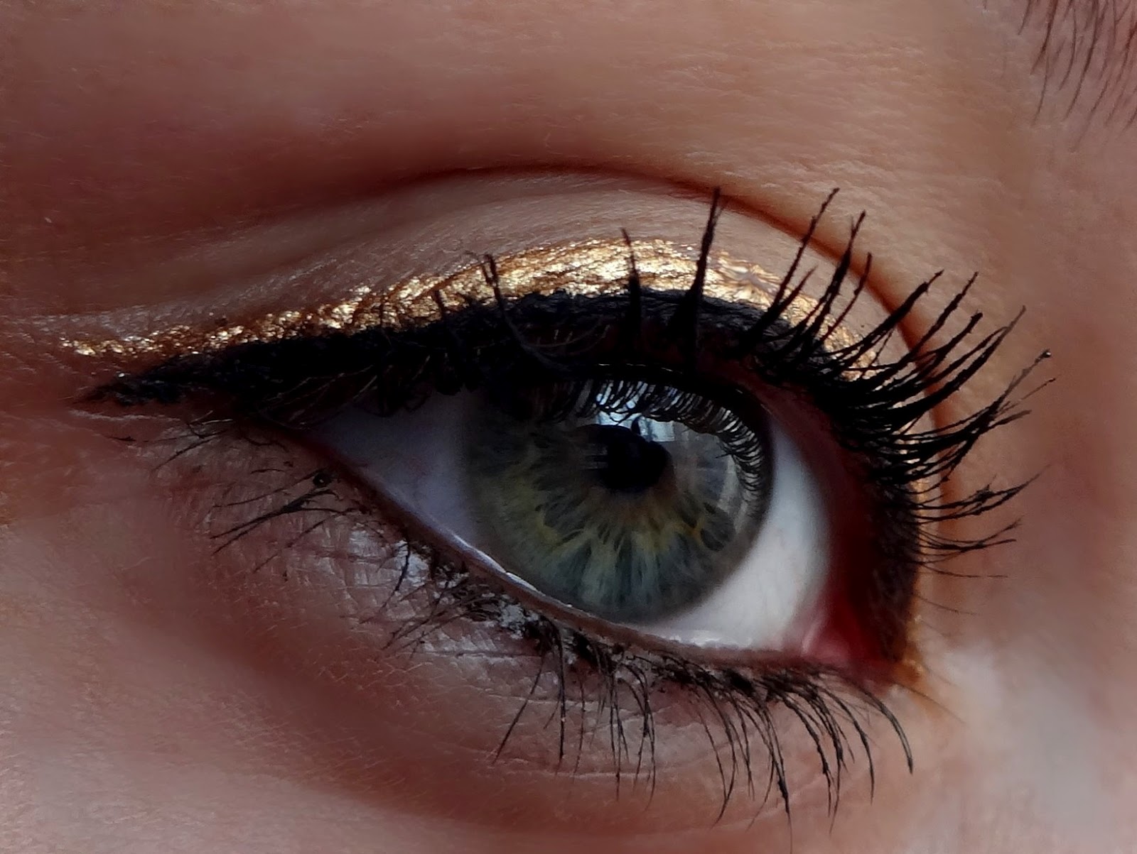 Golden Rose Metallic Eyeliner 02 Temptations By Nina