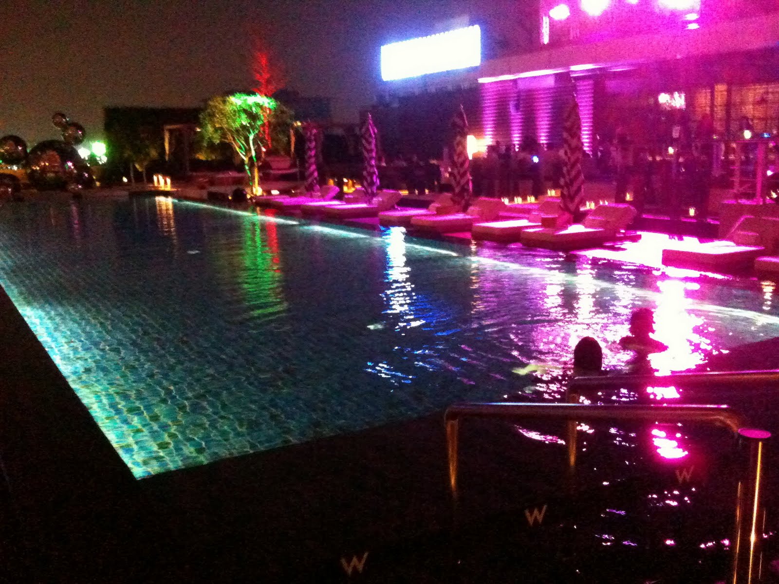 「對了，去上海吧！」Yes，Go Shanghai！「好了，到大陸工作吧！」 W HOTEL Taipei WOOBAR 外面的「WET」與