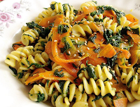 Fusilli com Cenoura, Espinafre e Gergelim Fusilli com Cenoura, Espinafre e Gergelim (vegana)