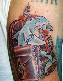 tatuaje de un delfin fumando en una pida