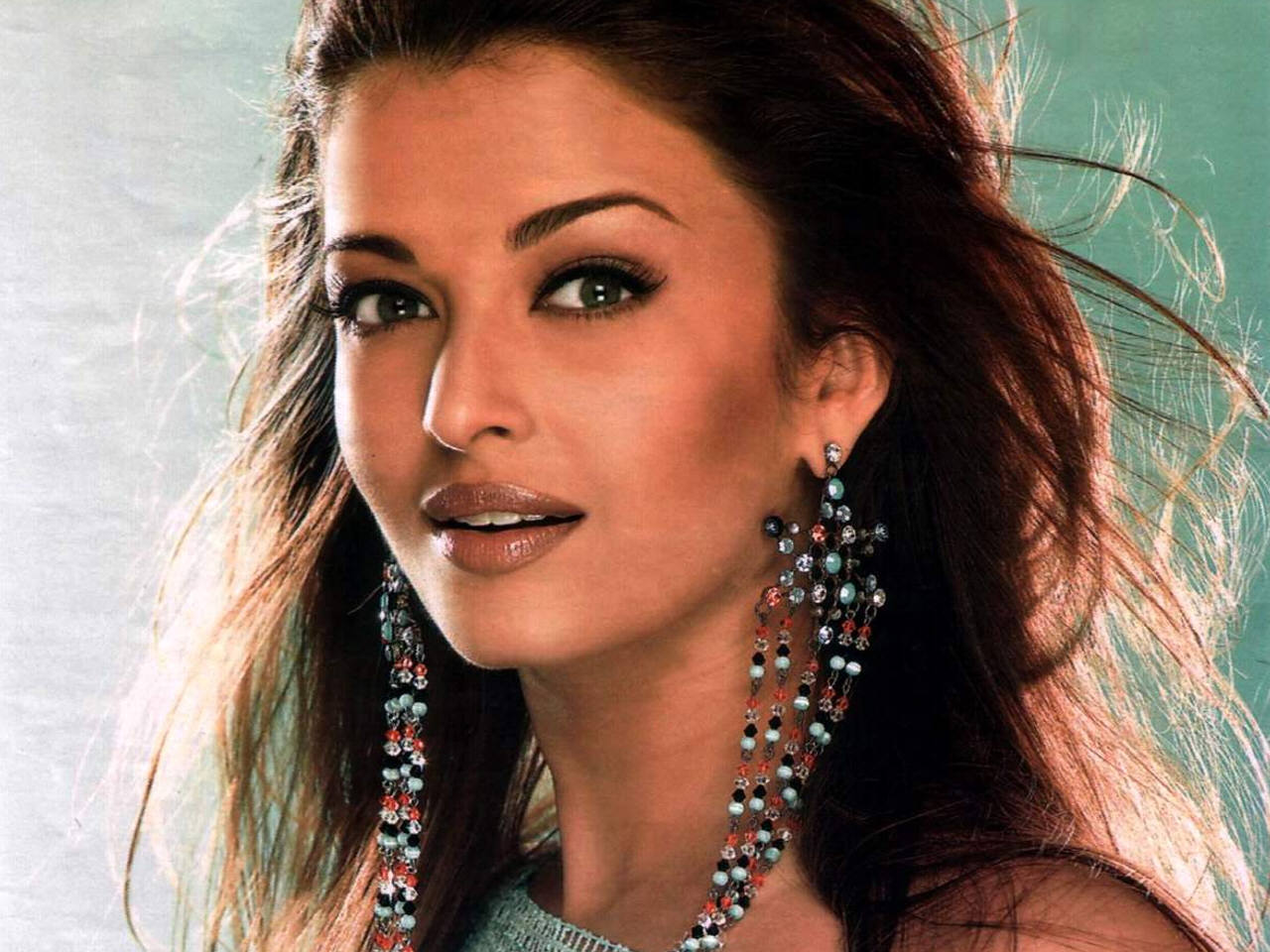 http://2.bp.blogspot.com/-BWhcFTU_rrk/UFBiTMUpSxI/AAAAAAAADvA/_STIn9MBW7s/s1600/Aishwarya+Rai+Wallpapers-7.jpg
