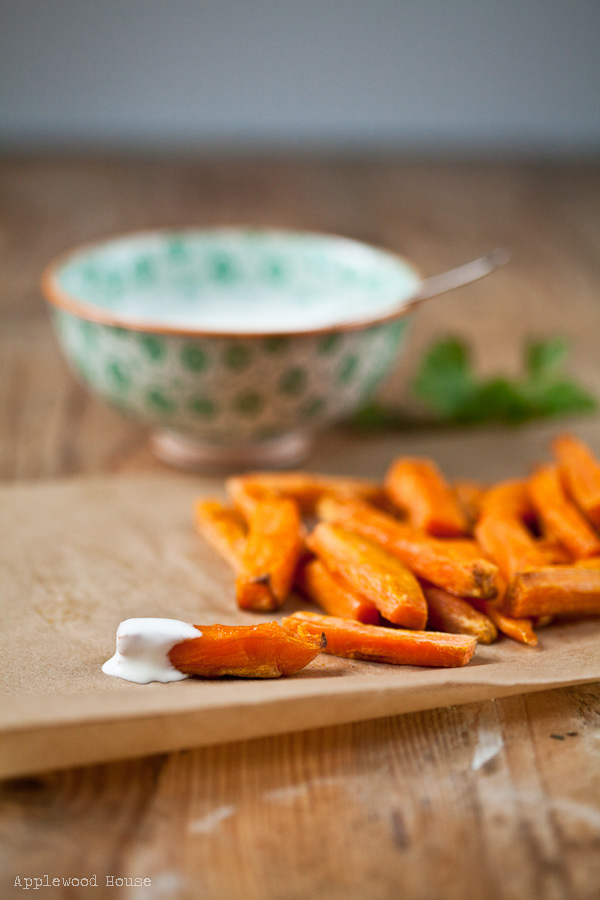 Im Backofen gegarte Süßkartoffelpommes mit Sour Cream Dip