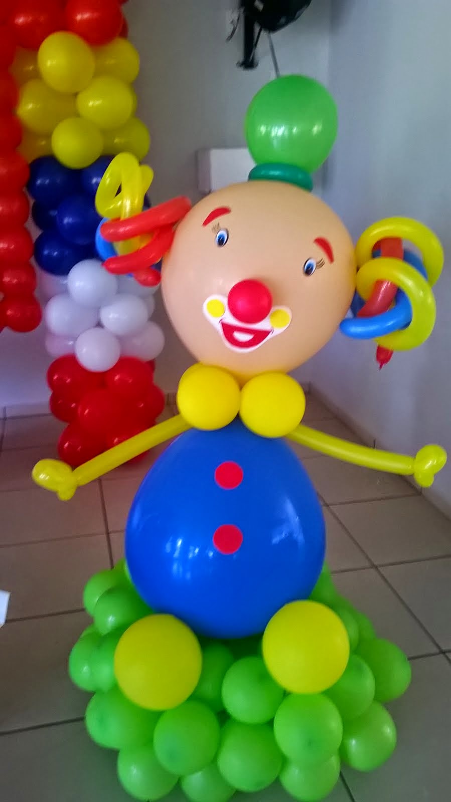 Palhaço balão sentado