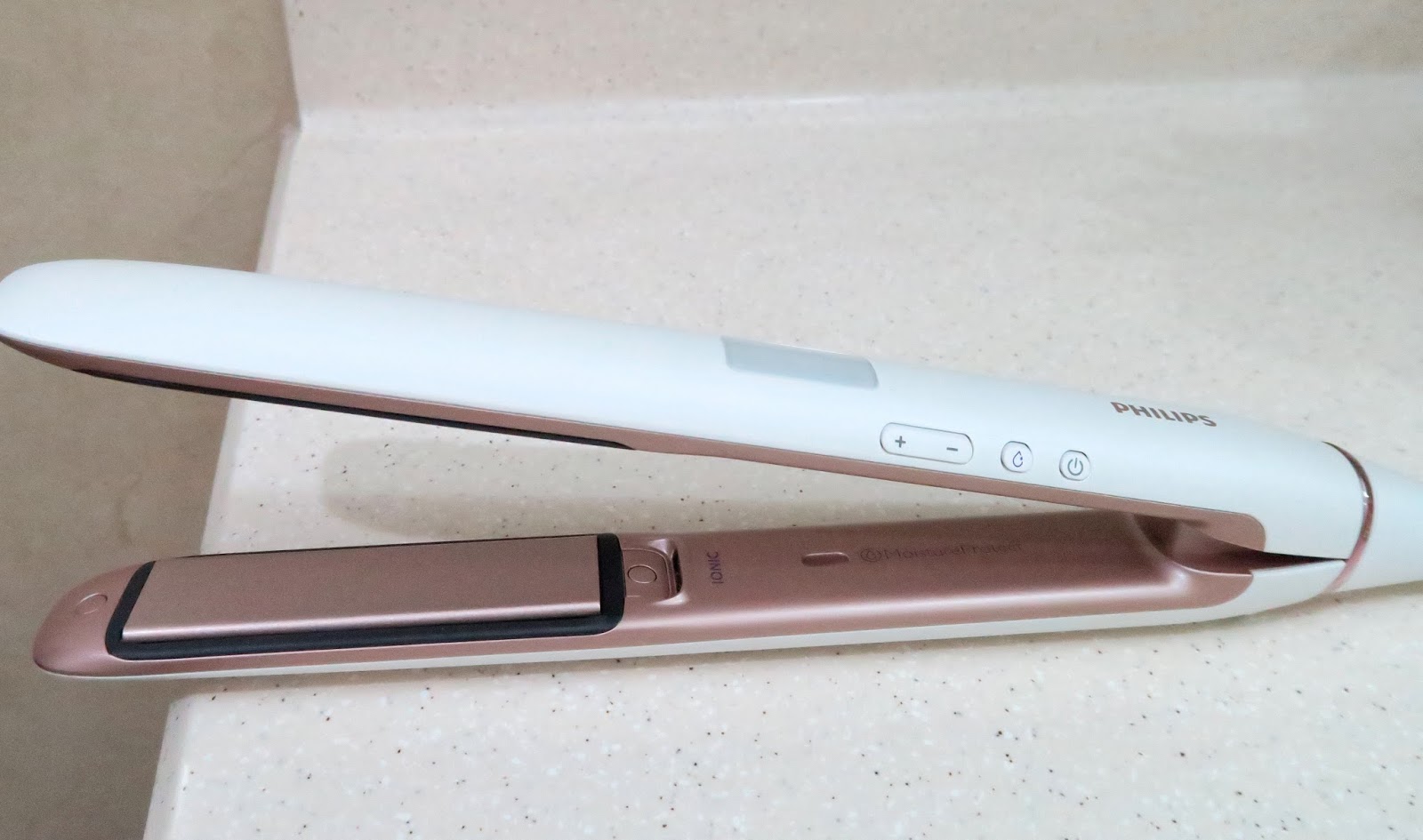 Sisters Who Love Beauty...: REVIEW: Philips MoistureProtect Straightener  HP8372/03