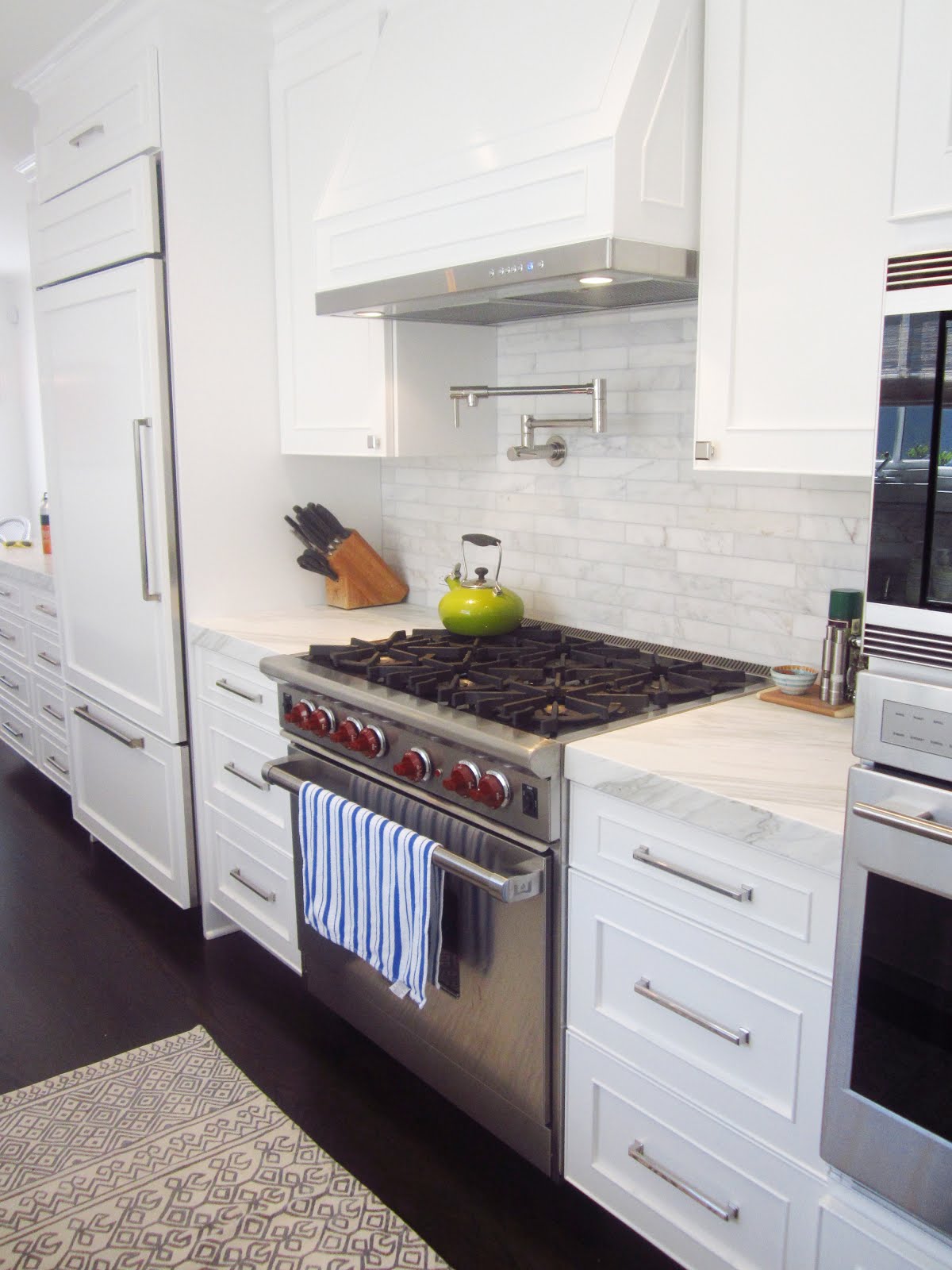 COCOCOZY COCOCOZY EXCLUSIVE A CHIC GALLEY KITCHEN!