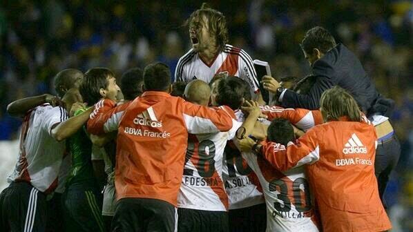 Huesos blancos, sangre roja y piel de gallina ,