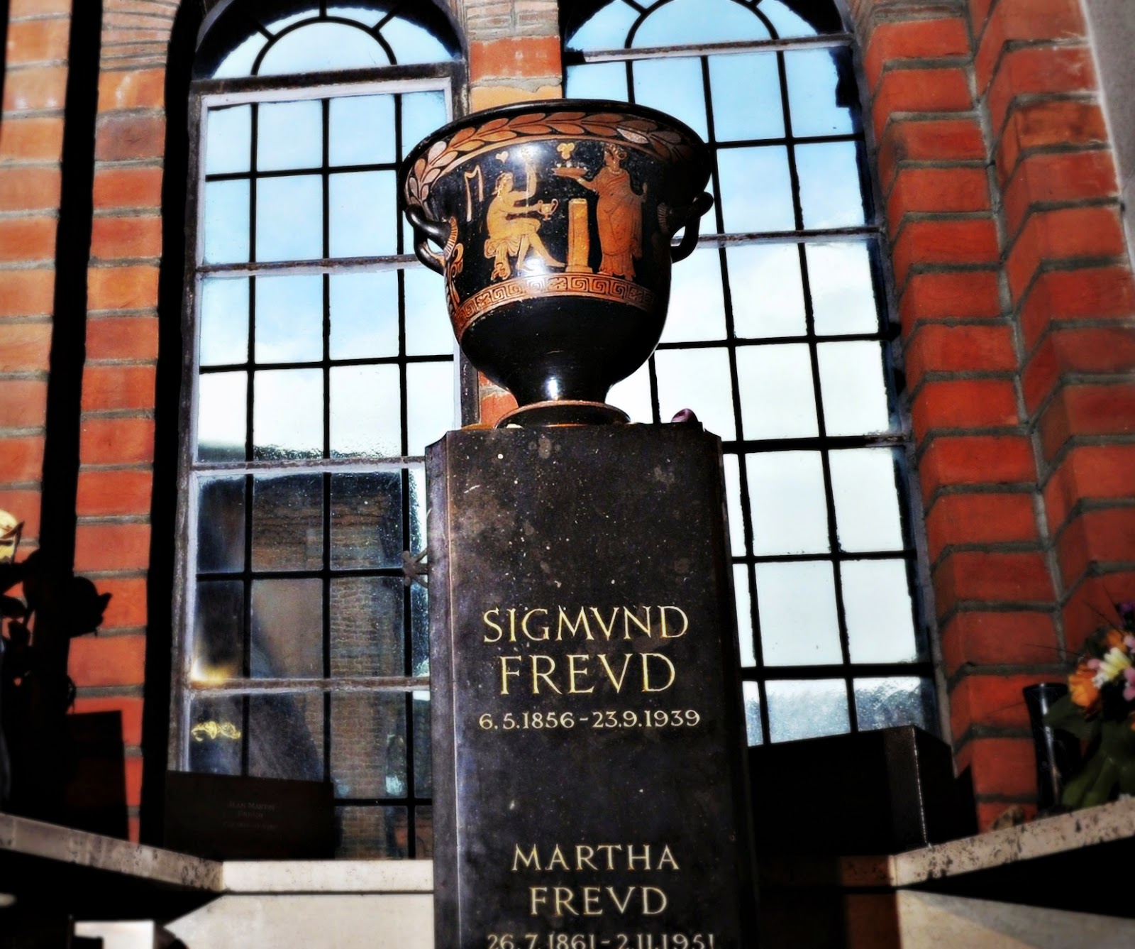 The London Dead Thief snatches Freud's ashes Sigmund Freud (1856