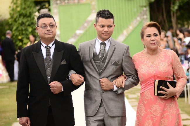 Histórias Reais | Casamento Gisele e Cassio decoração simples casamento, decoração casamento, casamento, casamentos, decoração de casamento, festa de casamento, festa casamento, festa casamento simples, decoração para casamento, vestido de casamento, vestidos de casamento, vestido casamento, vestida de noiva, festa de casamento chic, festa chic, casamento chic, casamento chic simples, casamento clean, casamento chic clean, fotos casamento, fotos de casamentos, casamento rosa, decoração rosa, decoração casamenro rosa, decoração casamento rosa chic, casamento rosa, casamento cor de rosa, decoração de casamento rosa, casamento real, casamentos reais, casamento brasil, casamento brasileiro