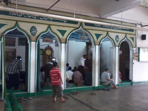 Jamaah Masjid Nurul Anwar Plaza Blok M sehabis sholat zuhur