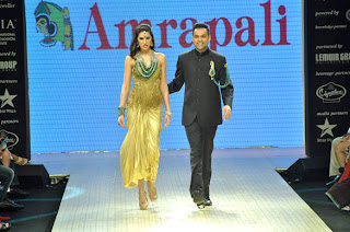 Nargis and Abhay Stunning walk the ramp for Amrapali at IIJW 2012