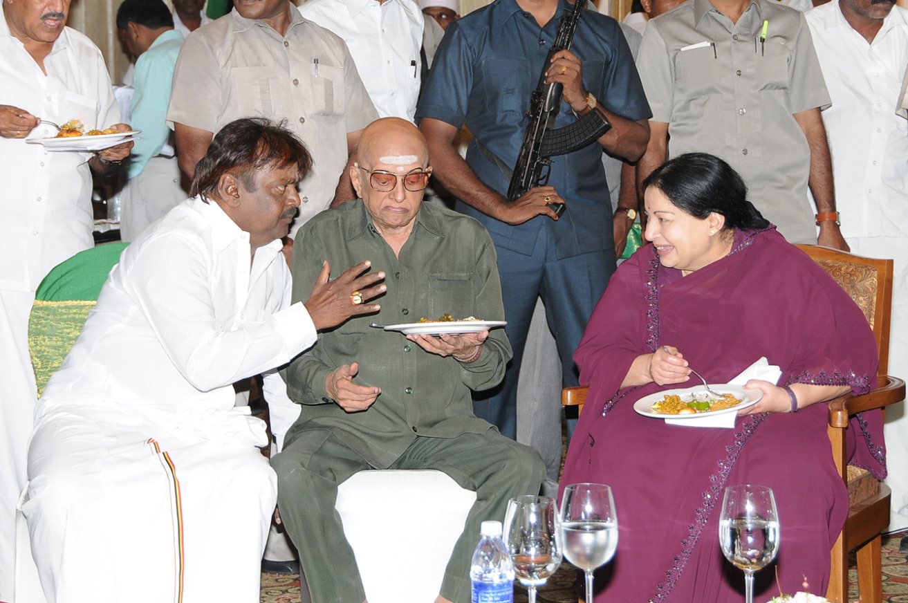 http://2.bp.blogspot.com/-BeoS74Irm1k/T0EhcXF_dzI/AAAAAAAAGzA/nkuWUHBLQ0k/s1600/Vijayakanth-and-Tamilnadu-cm-jayalalitha-party+(9).jpg