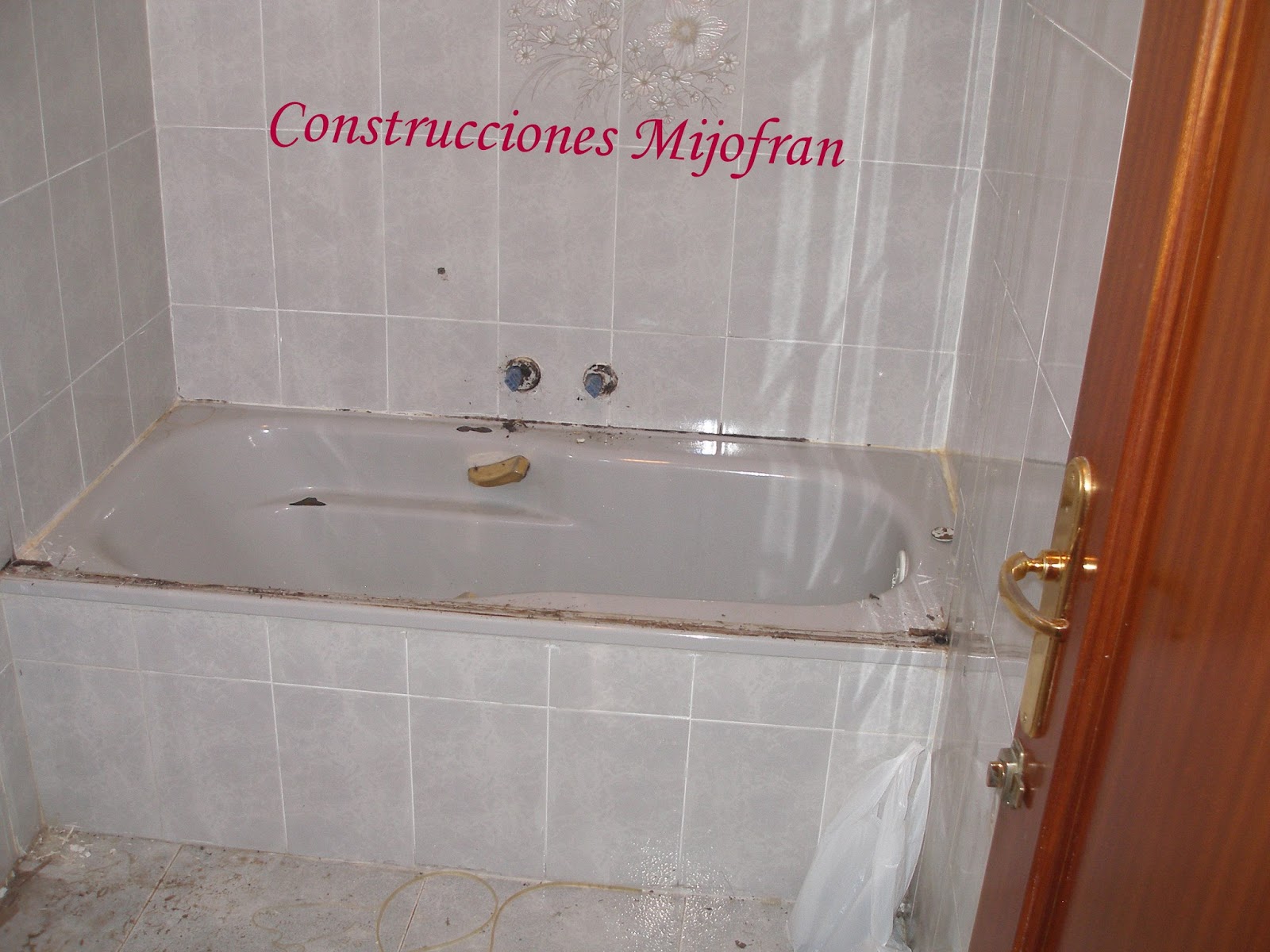 CONSTRUCCIONES MIJOFRAN S.L.: REFORMA DE UN CUARTO DE BAÑO. SUSTITUCIÓN