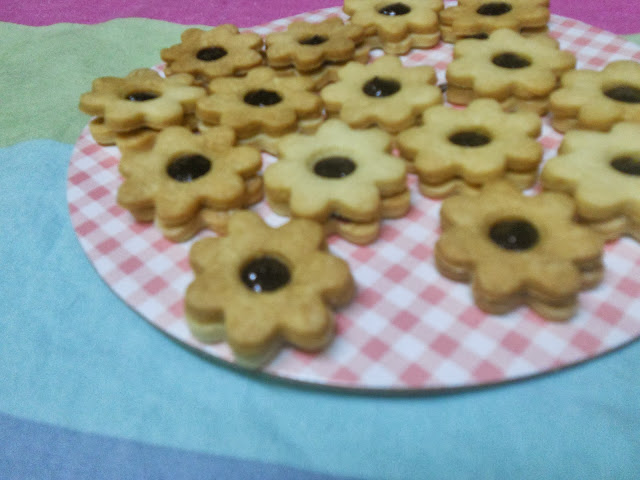 Galletas De Mantequilla  Con Mermelada De Moras
