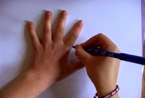 Αρχίζει να ζωγραφίζει το χέρι της με ένα στυλό   Σας μοιάζει βαρετό..; Για δείτε το μέχρι το τέλος!! [βίντεο]