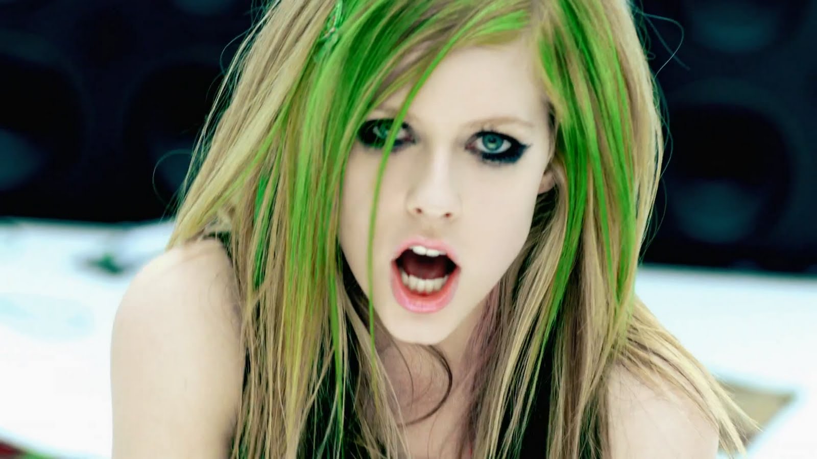 http://2.bp.blogspot.com/-Bgym_gTMVFo/Tf1iDJOSmTI/AAAAAAAAFDo/gQZPuXS60-s/s1600/Avril+Lavigne+-+Smile+%2528HD%2529%25E2%2580%25AC%25E2%2580%258F.mp4_snapshot_00.27_%255B2011.06.18_22.18.44%255D.jpg