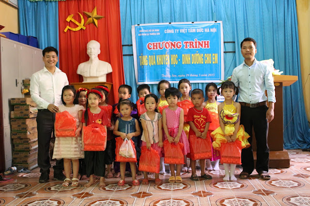 Giám đốc Dương Văn Bốn và Cô Chủ tịch xã Trường Sơn trao quà cho các cháu thiếu nhi