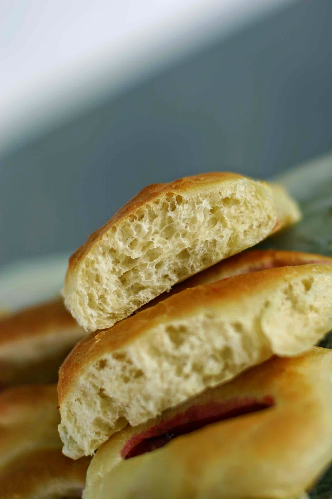 Pieczone racuchy drożdżowe ze śliwką Pieczone racuchy drożdżowe ze śliwką