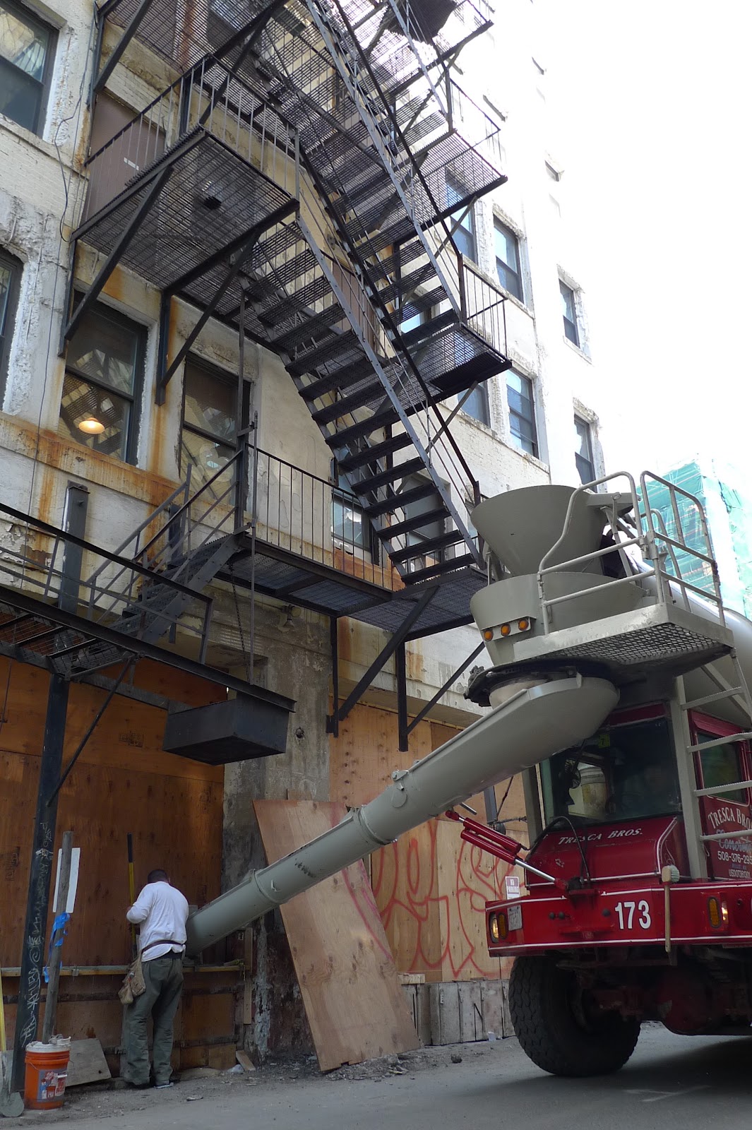 MAKE.GOOD j o u r n a l A concrete knee wall is born.