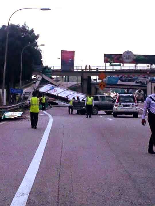 Papan tanda tunjuk arah terjatuh Cetus panik Pengguna PORTAL BERITA SATUSABAH