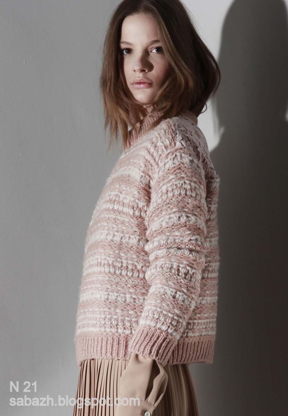 Стильный вязаный свитер 2012