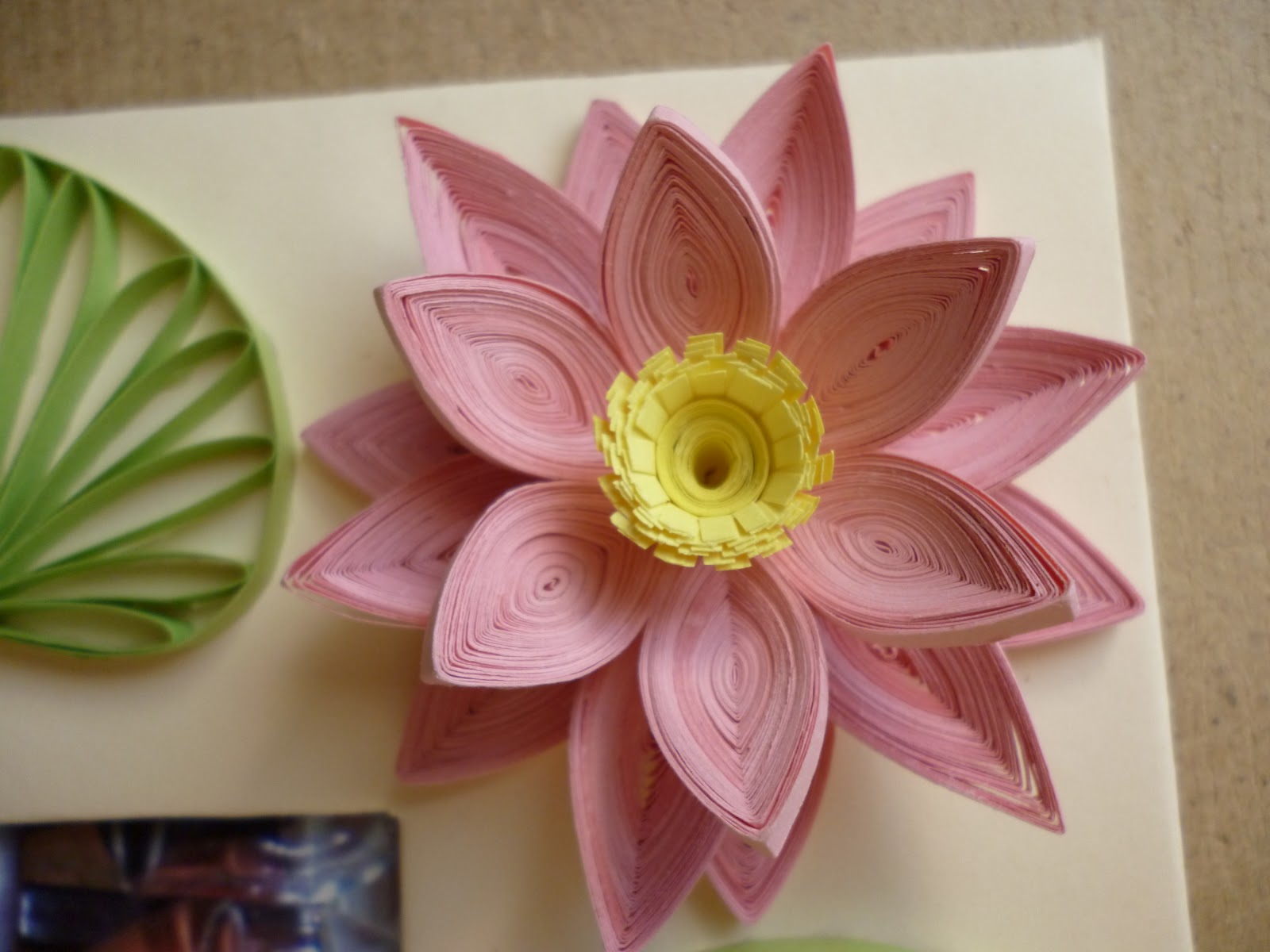 Papírvilág quilling képkeret tavirózsával / quilled water lily on