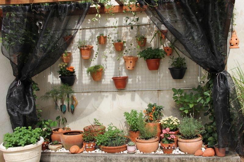 Mirad que monada de jardín Tiene un look muy rústico y mediterraneo Mirad que monada de jardín Tiene un look muy rústico y mediterraneo