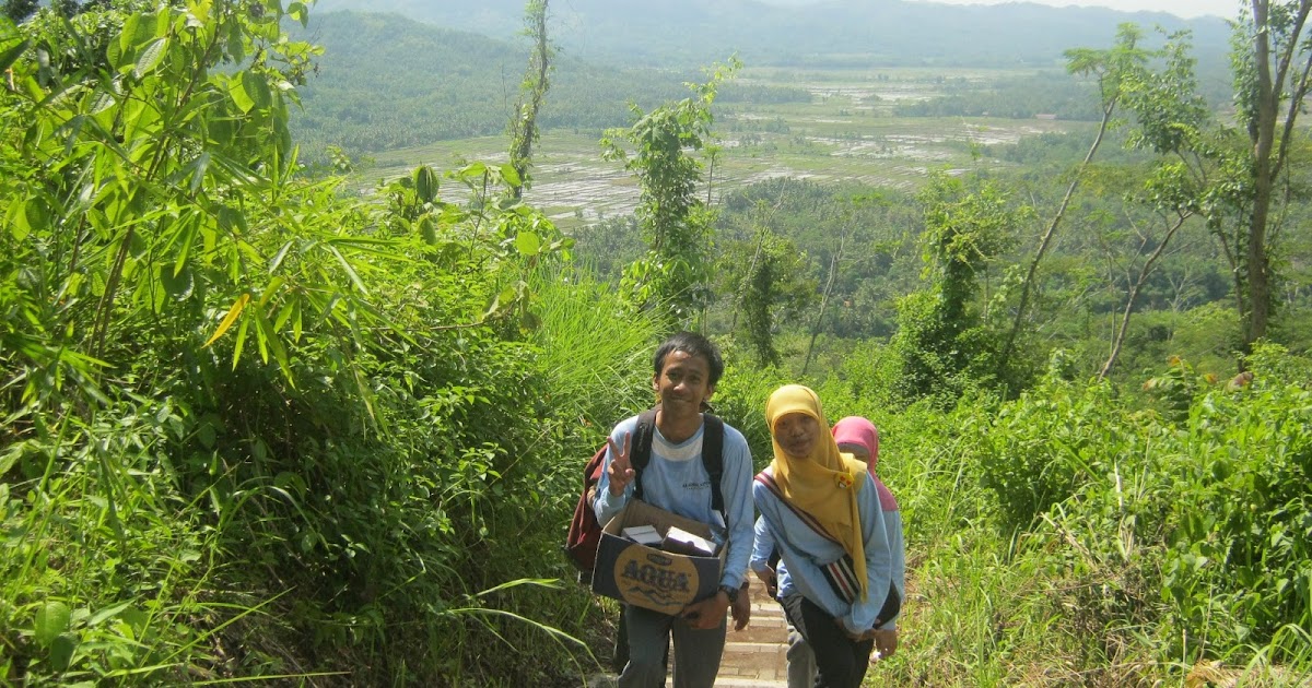 Mahasiswa Keperawatan Wisata Alam di Purworejo yang