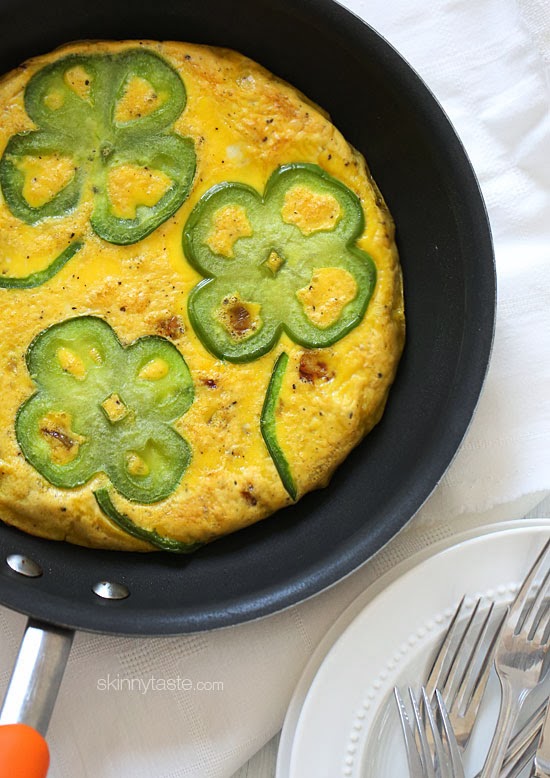 Egg frittatas are EASY and inexpensive – perfect for breakfast, lunch or dinner! This St Patricks Day Frittata is made with yukon Gold potatoes and bell peppers to create shamrocks!