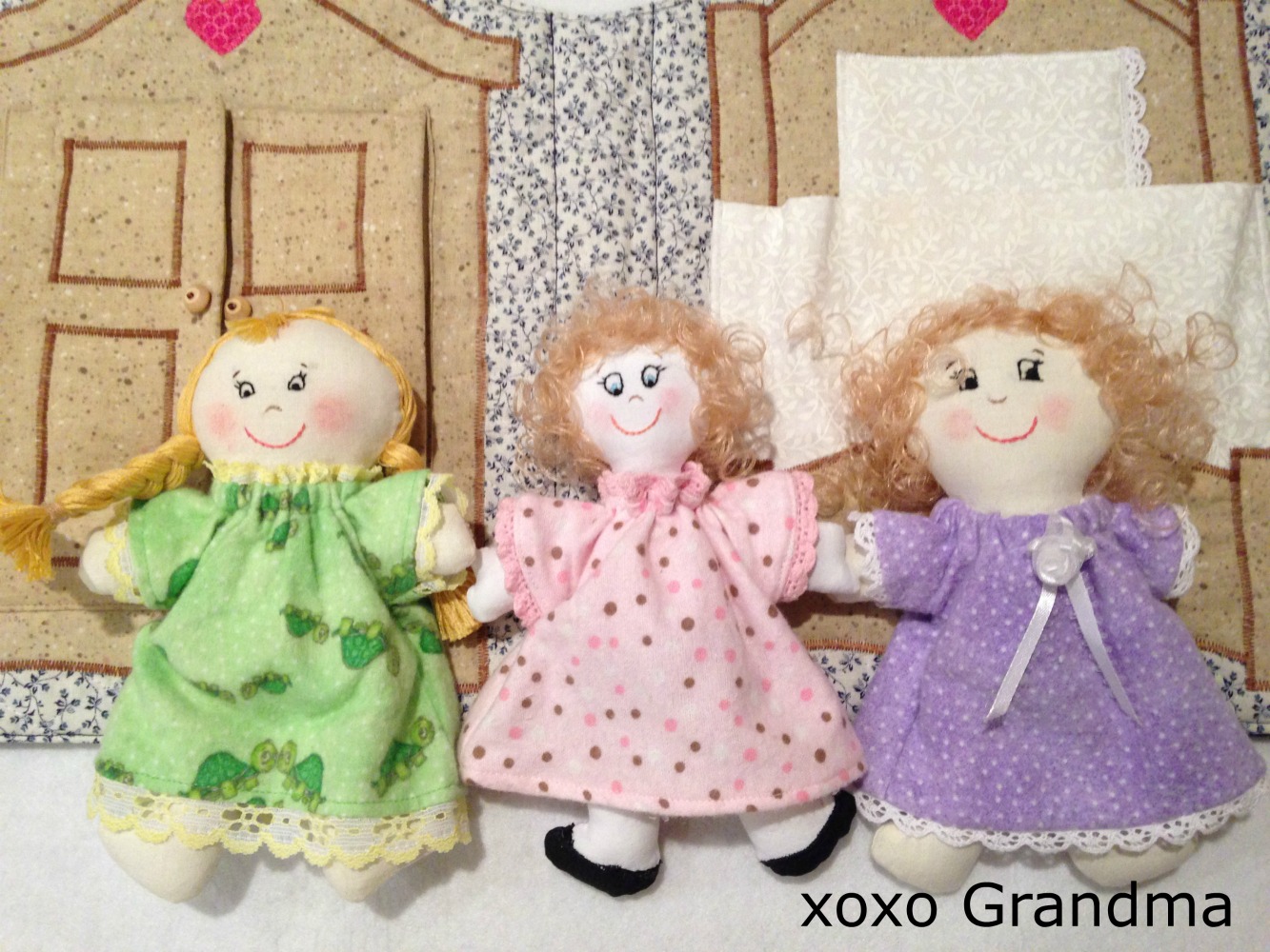 xoxo Grandma Fabric Doll House & a Free Pattern to Make a Mini Doll