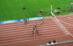 Болт перемагає зі значним відривом у фінальному забігу на 100 м на Олімпійських іграх 2008 ...