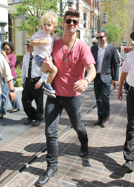 Robin Thick and his son hang out on set of extra TV at The Grove in Los Angeles