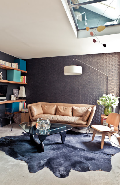 Farbspiel auf kleinem Wohnraum mit Designklassiker