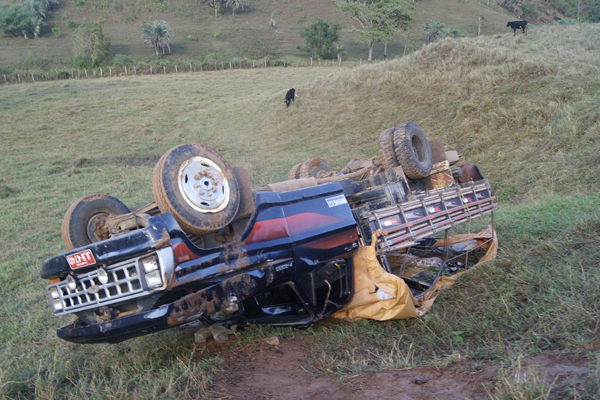 Caminhão tomba com passageiros na zona rural de Castro Alves