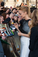 Heather Graham sinning autographs at her new movie premiere