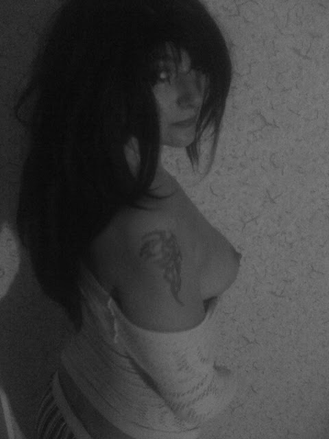 Частное фото девушки с татуировкой на плече