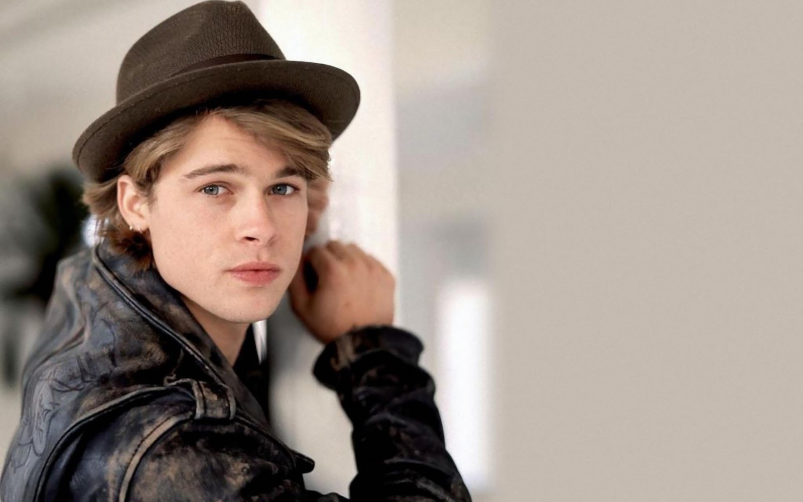 http://2.bp.blogspot.com/-ByR6Fiadfek/T0pTCn1cGTI/AAAAAAAAECc/UDhYu03RGPg/s1600/young+brad+pitt+with+a+hat+wallpaper.jpg