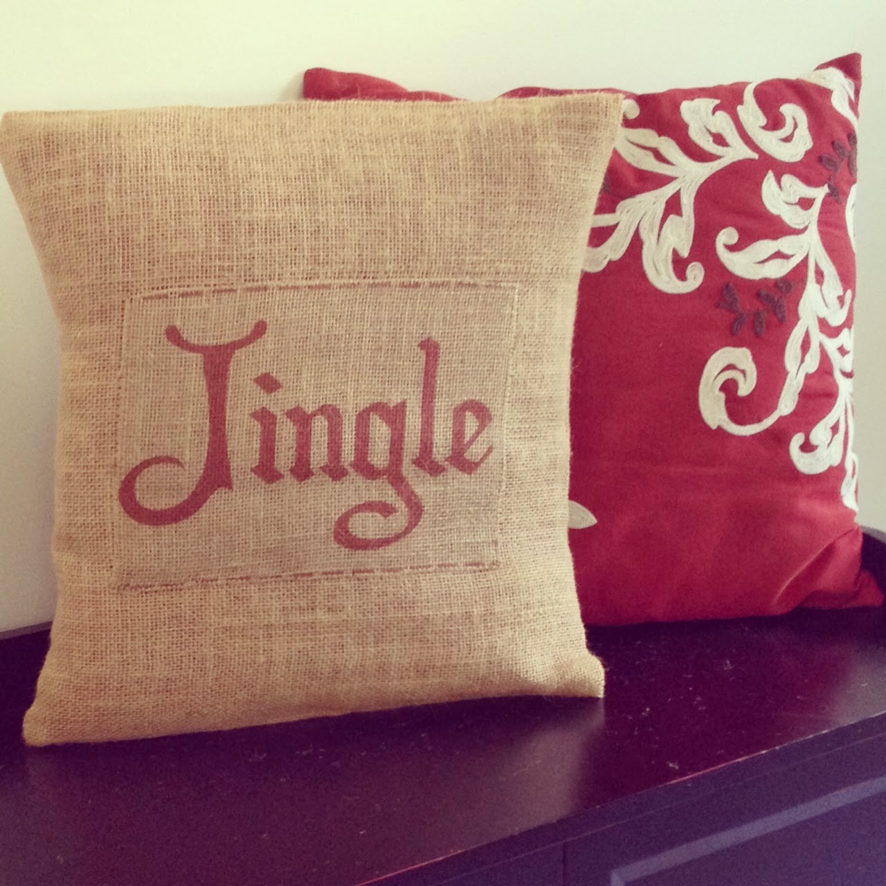 Two It Yourself: DIY Burlap Christmas Pillows