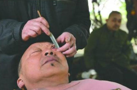 Thú 'cạo mắt' ớn lạnh ở Trung Quốc