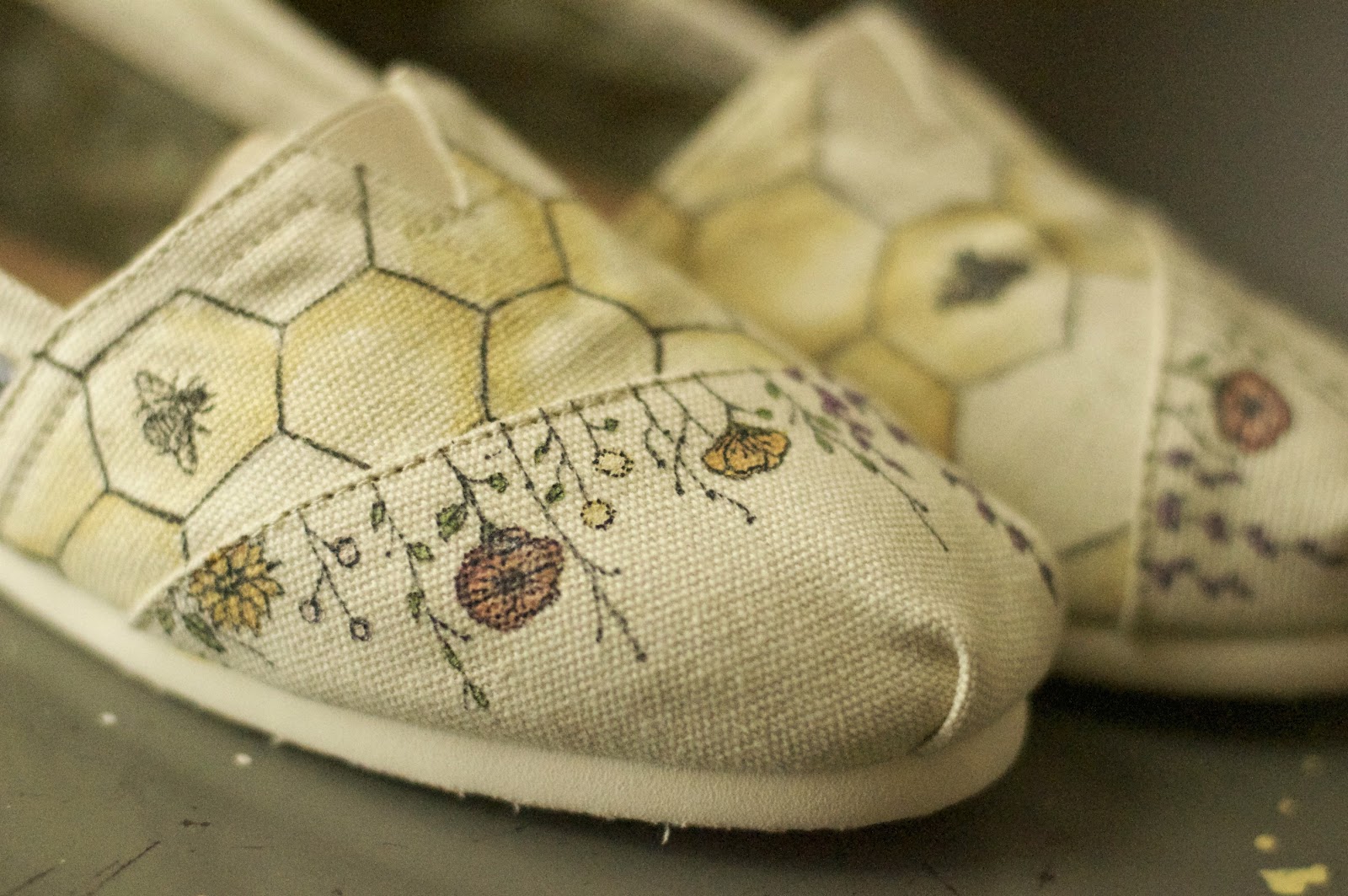 toms honey bee canvas