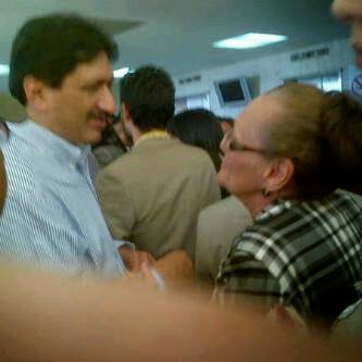 Amelia Araujo Presidenta de SINTRAT saludando al Ing. Argenis Chavez en su visita al Edo. Zulia