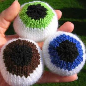 http://translate.google.es/translate?hl=es&sl=en&tl=es&u=http%3A%2F%2Fgigglinggoblin.wordpress.com%2F2009%2F04%2F20%2Fknitted-eyeball-juggling-balls%2F