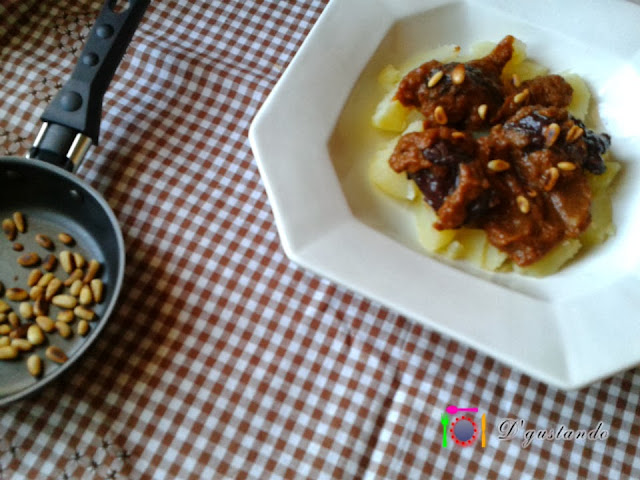 Preparamos unas patatas cocidas como base del plato