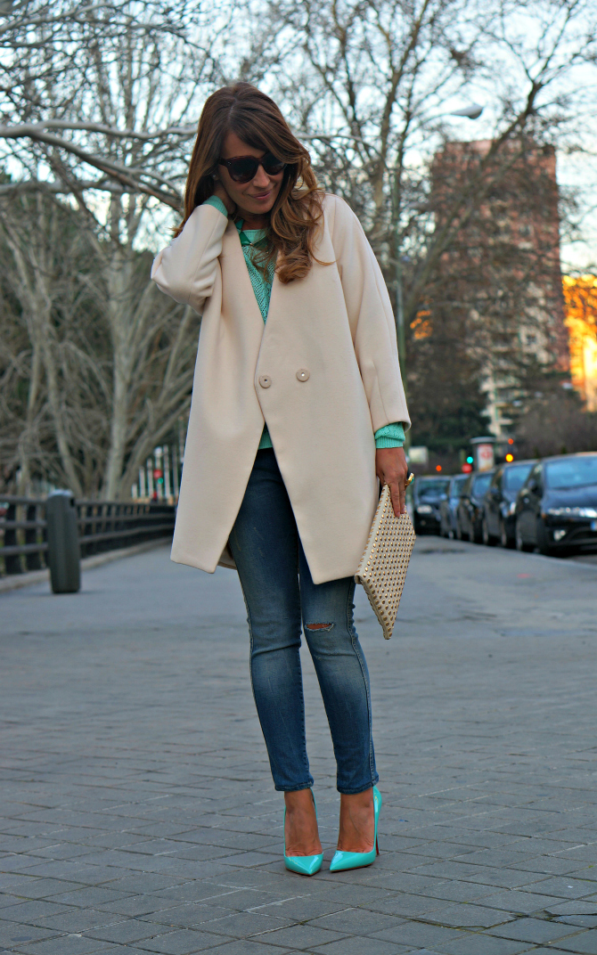 Looks diarios de bloggers y demás chicas que cuelgan en internet. - Página 19 06-street+style-aquamarine-so+kate-louboutin-ysl-ring-white-coat-heels-studded-clutch-con+dos+tacones