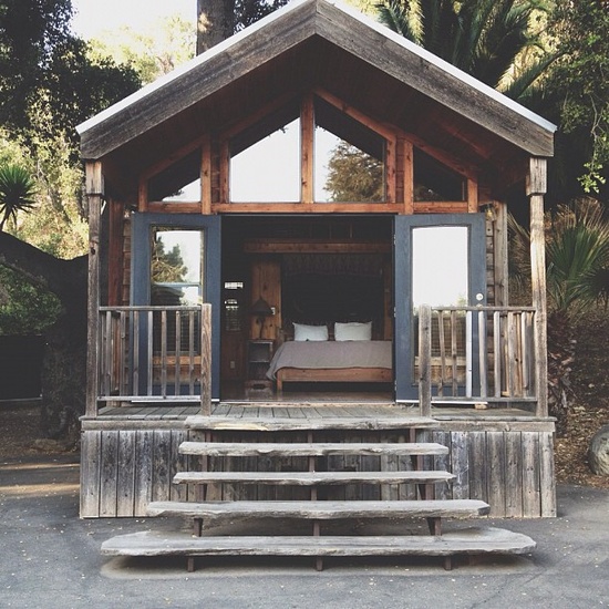 Amores bohemios...: cabañas de madera perdidas en medio del bosque....