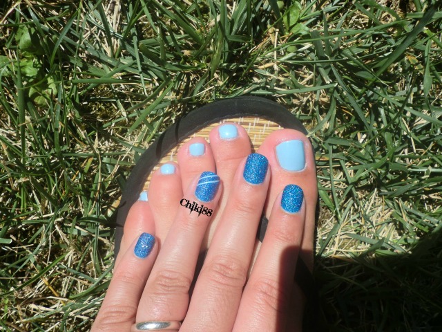 Nail art - Blue stripes - foto al sole