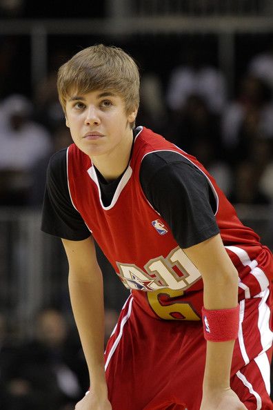 justin bieber new look 2011. justin bieber new haircut