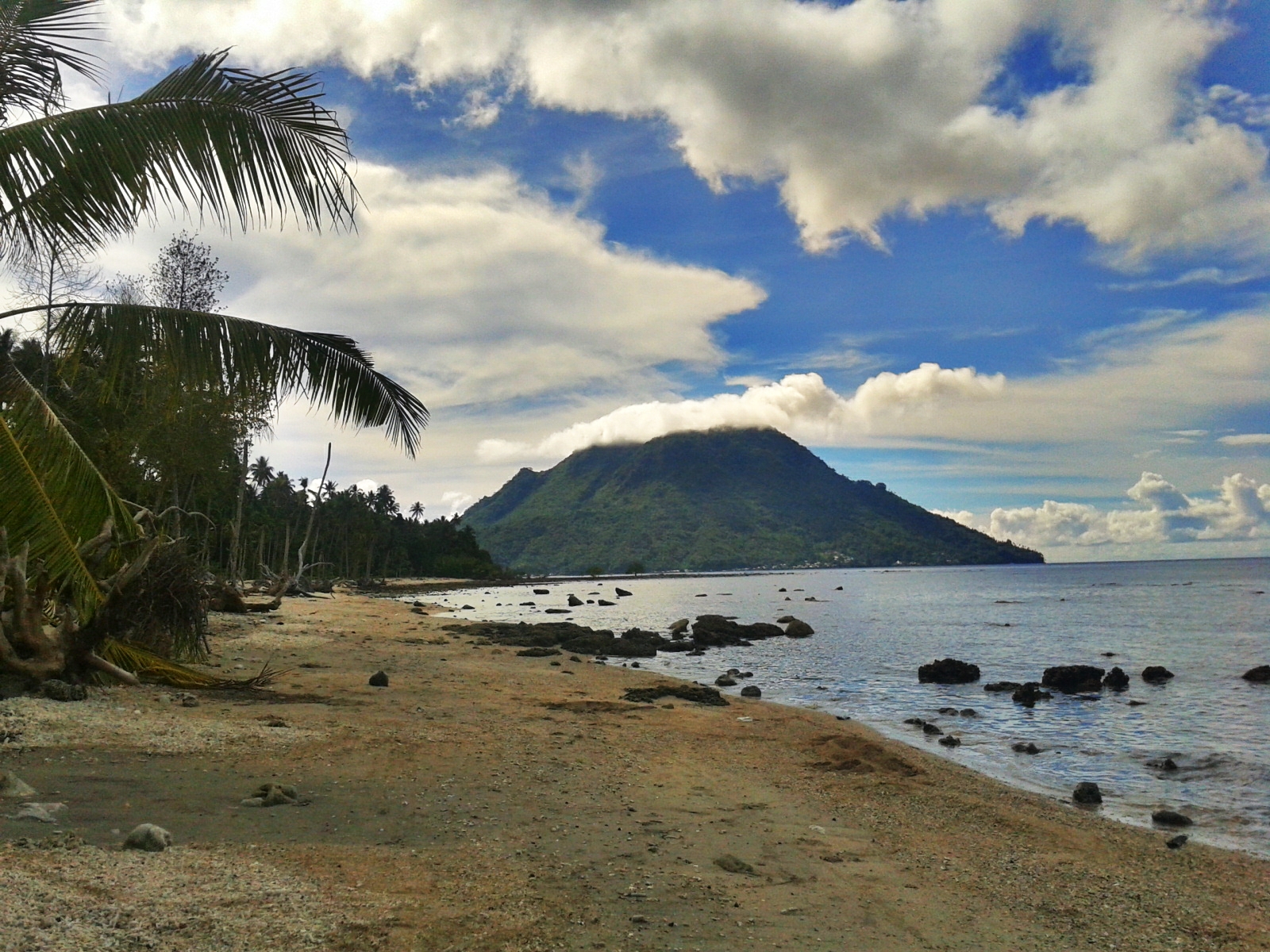 Fangare Mancia Ternate: keindahan pantai Tobololo (sumber mata air panas)