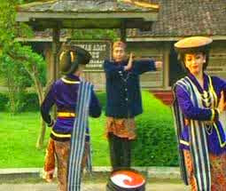 Tari Kretek Kudus (Jawa Tengah) Tari Kretek Kudus (Jawa Tengah)