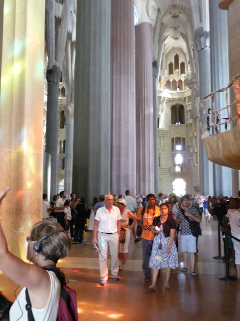 Внутри Храма Саграда Фамилия по проекту Гауди в Барселоне все пронизано светом Внутри Храма Саграда Фамилия по проекту Гауди в Барселоне все пронизано светом