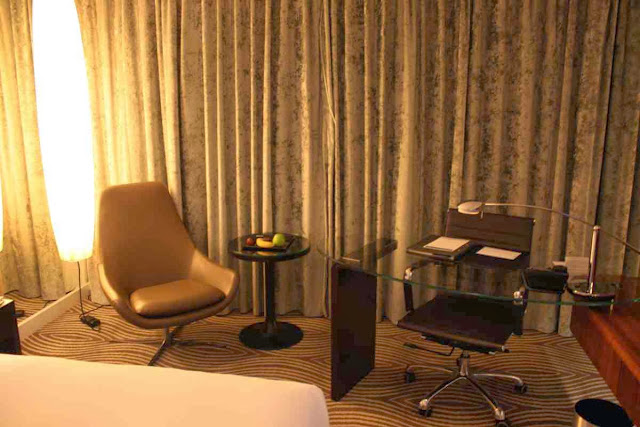 Schreibtisch und Sitzecke im Executive Zimmer © Copyright Monika Fuchs, TravelWorldOnline